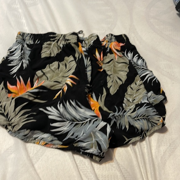 Kendall and Kylie Floral Shorts - Picture 3 of 4